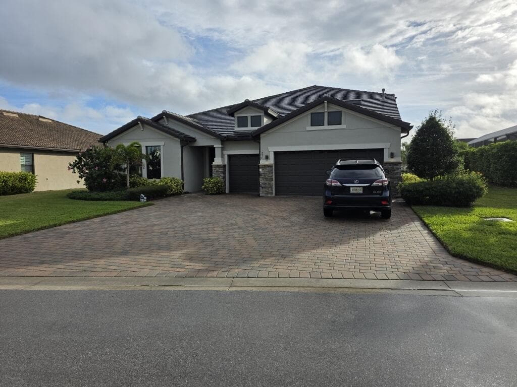 527 SE Vallarta Drive