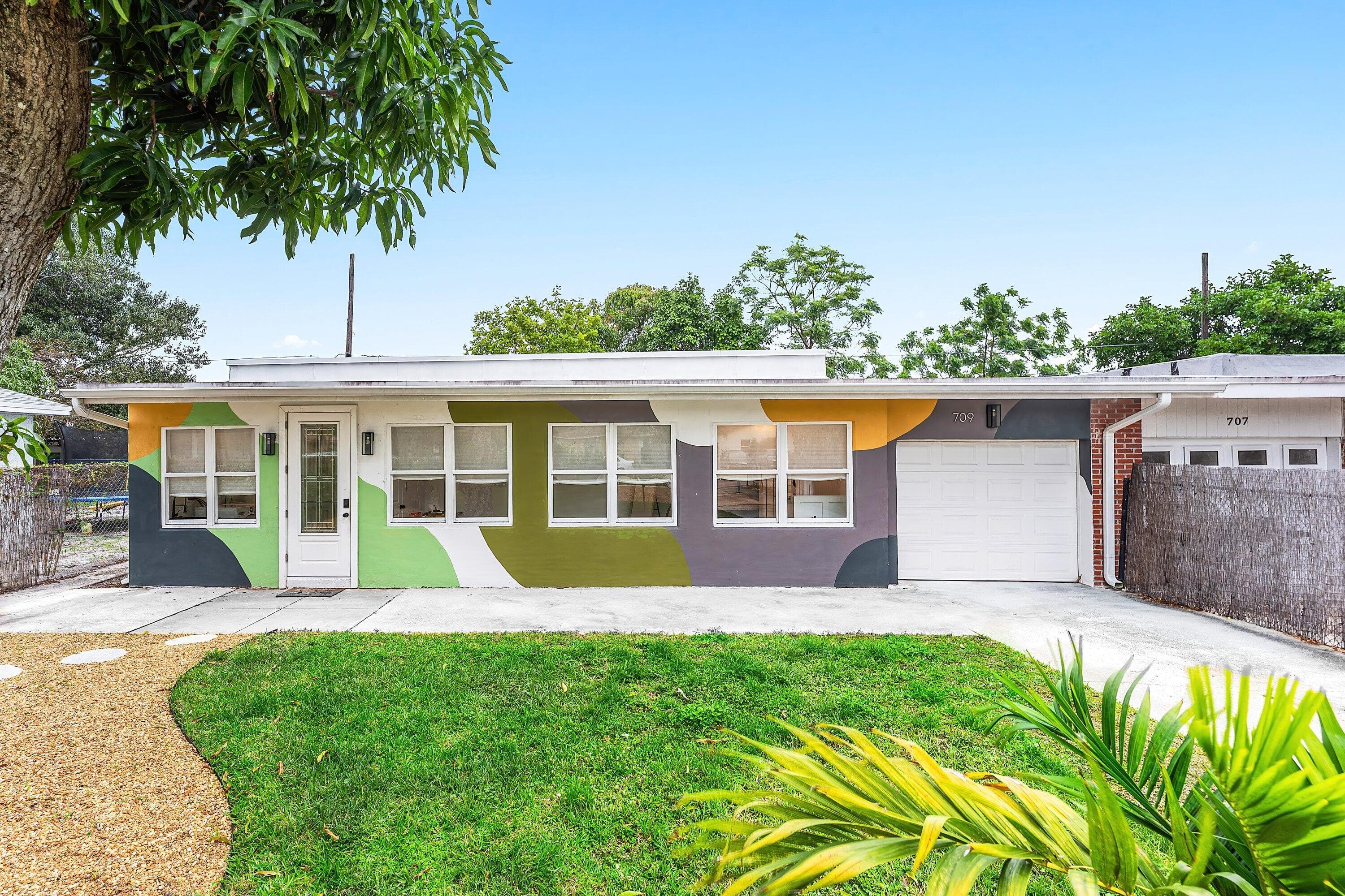 709 SW 9th Court