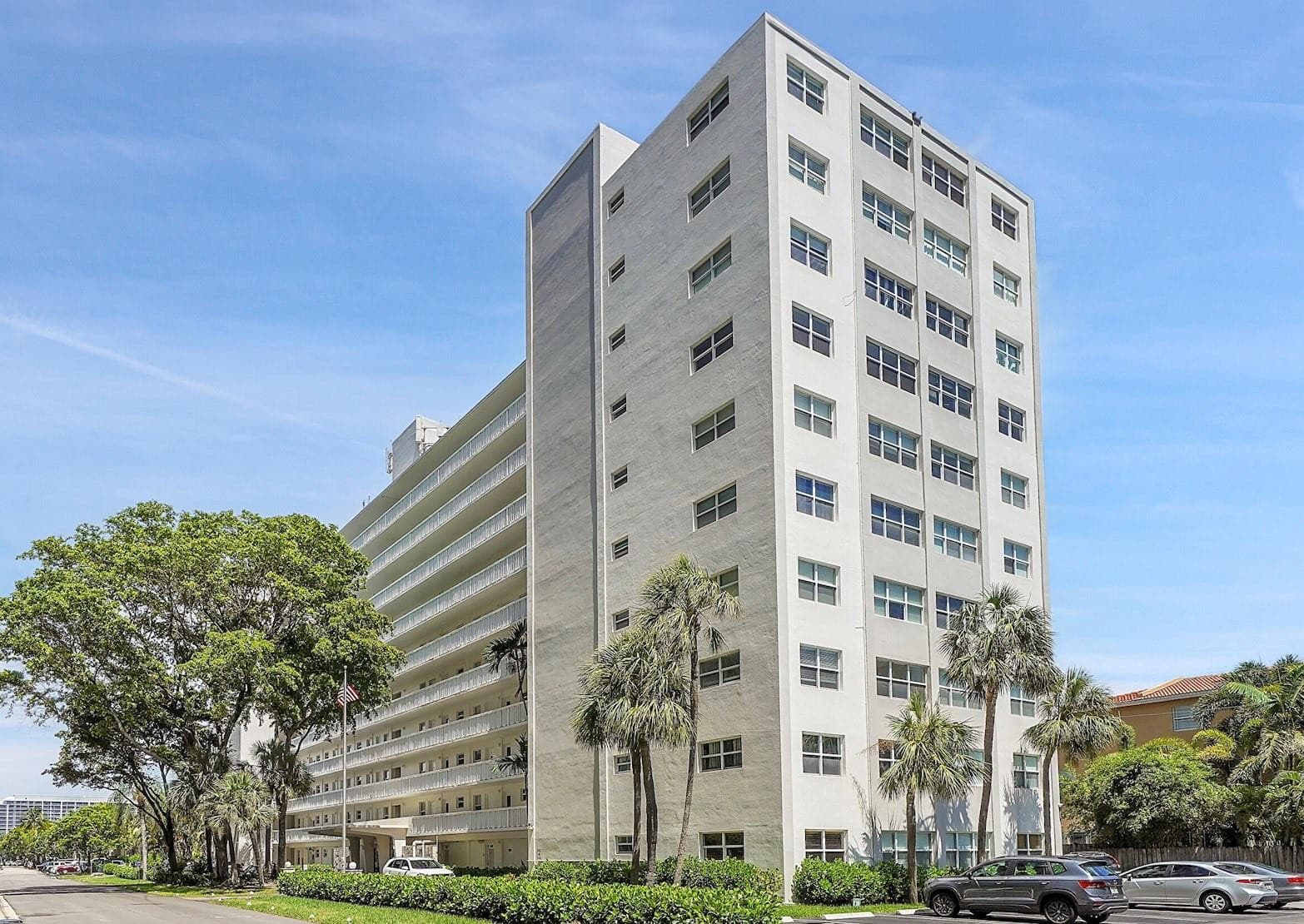 2555 NE 11th Street #806