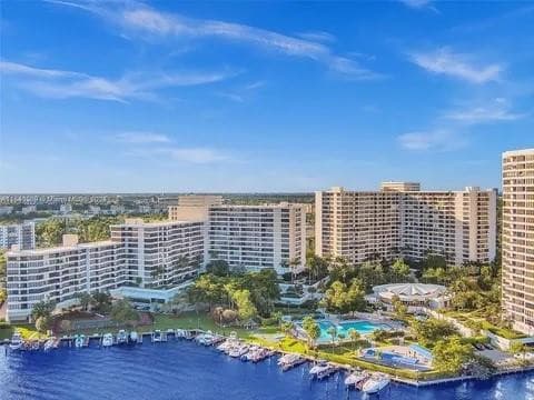 2500 Parkview Drive #814