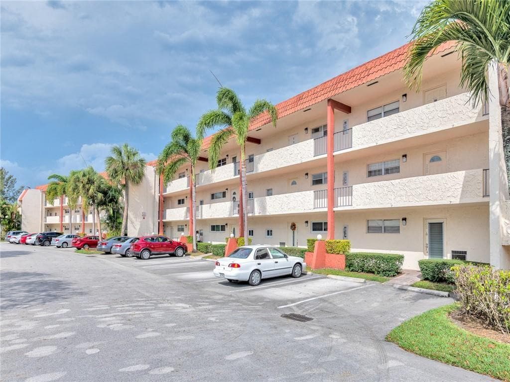 9800 N Hollybrook Lake Drive #202