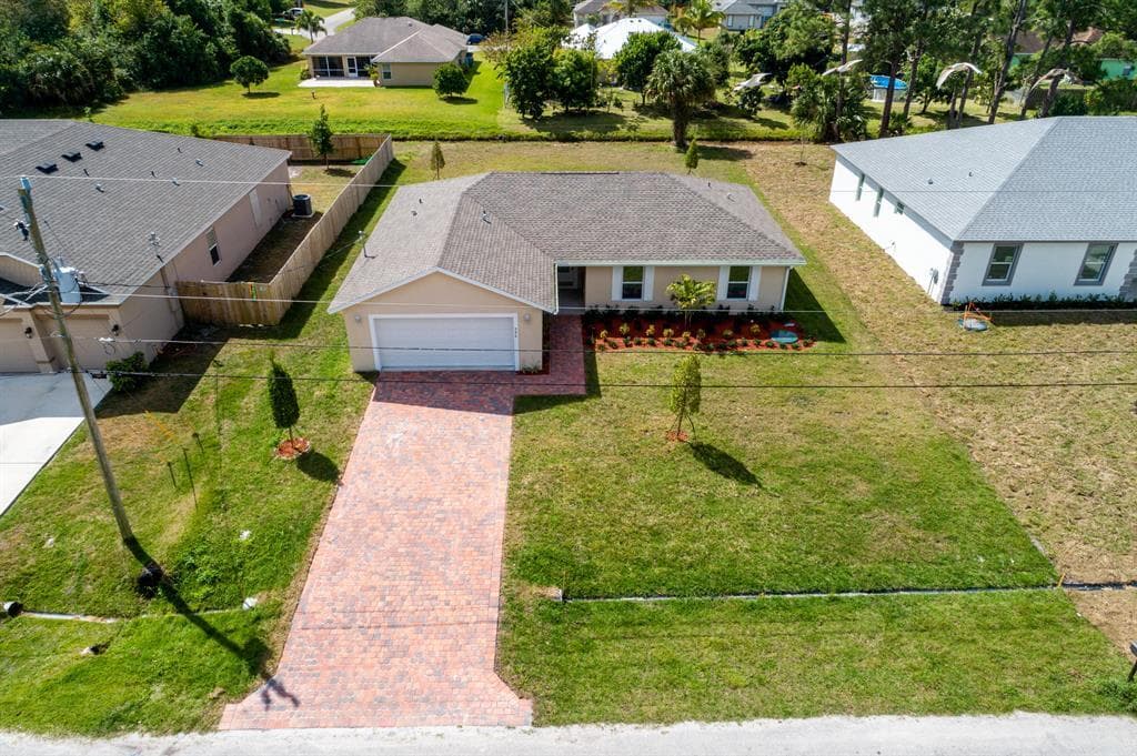 986 SW Romaine Lane