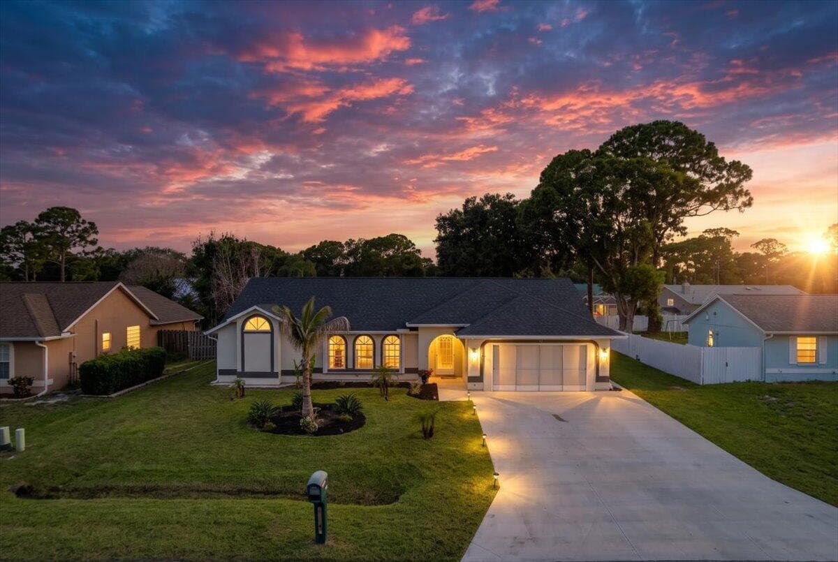 270 Avens Road NE