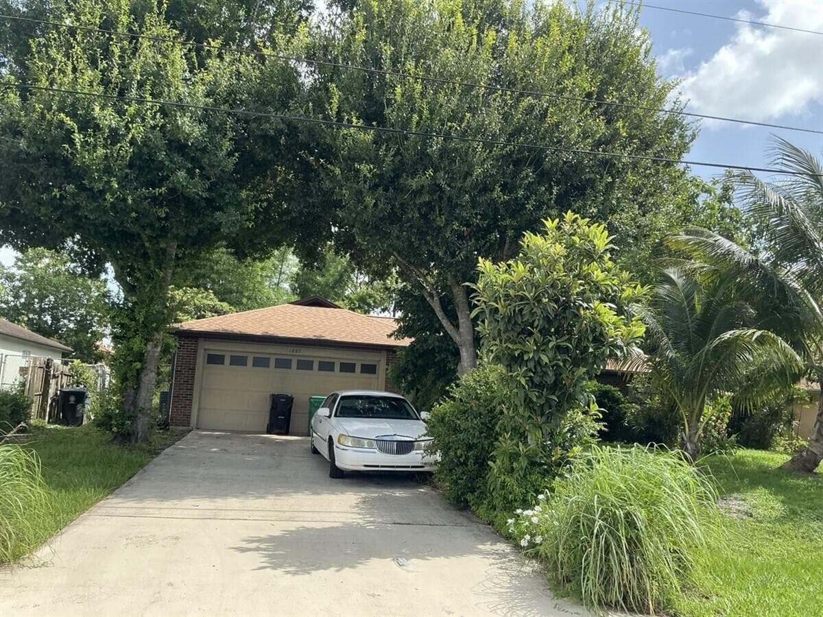 1867 SW FEARS Avenue