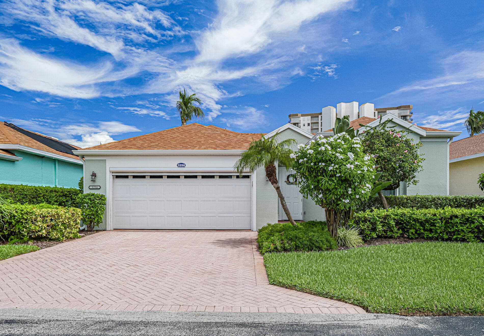 3258 LAKESHORE Drive
