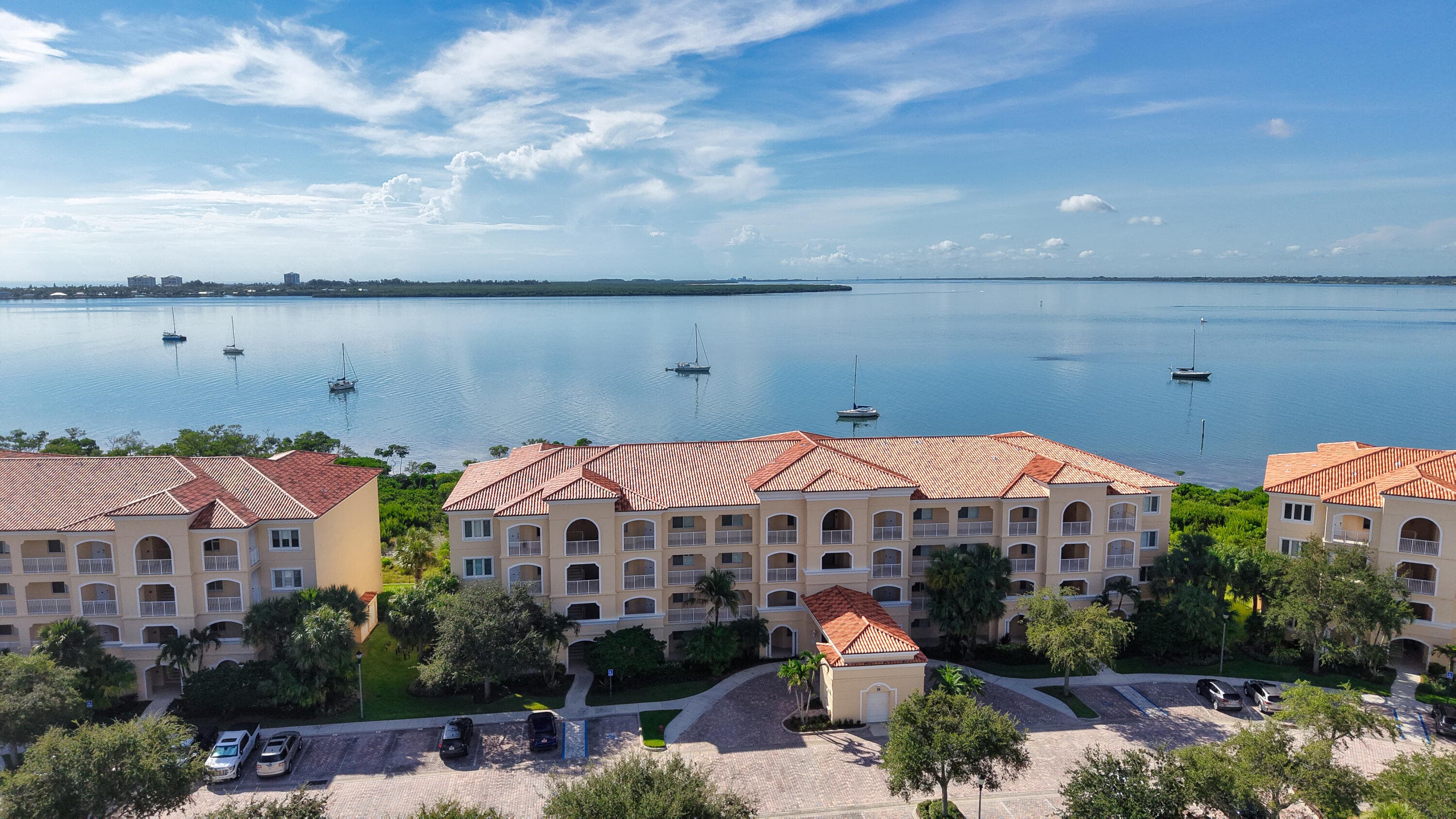 25 HARBOUR ISLE Drive W #104