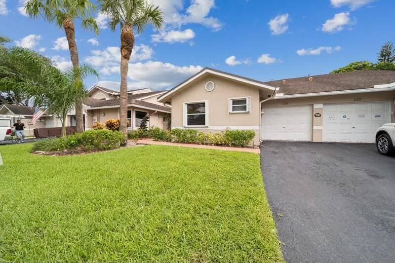 1129 W LAKES Drive