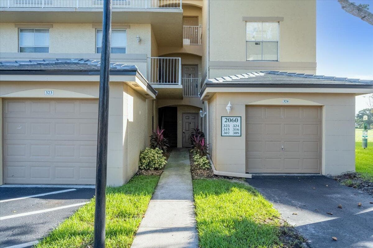 2060 GREENVIEW SHORES Boulevard #308