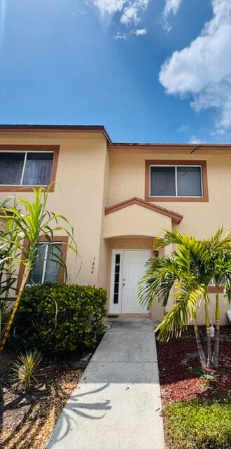 1604 Lakeview Drive W