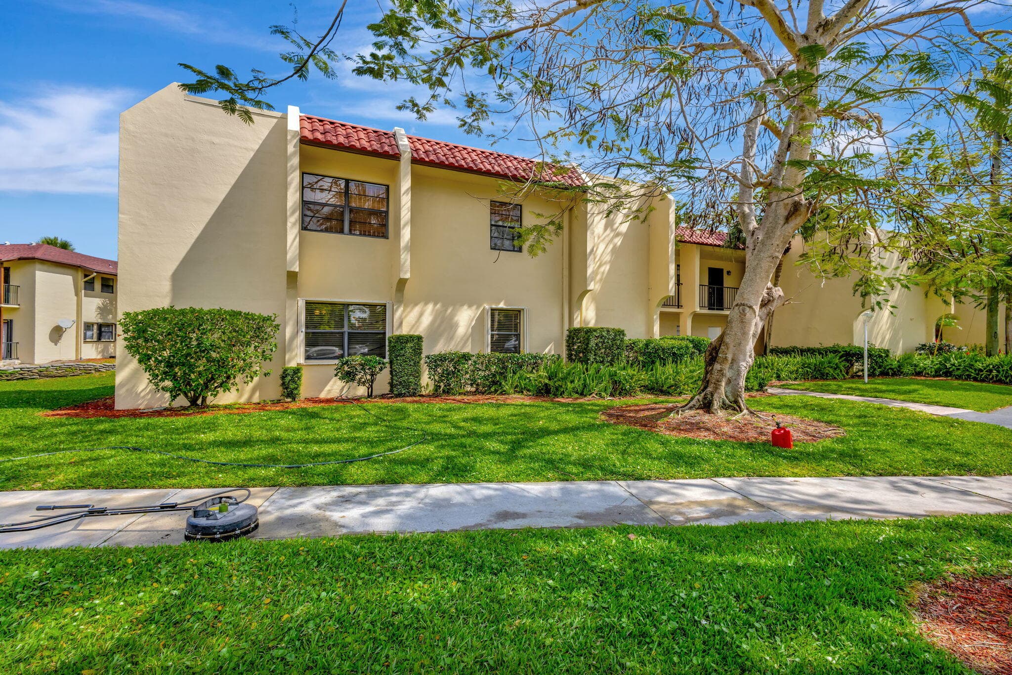 2050 OLEANDER Avenue #2-106