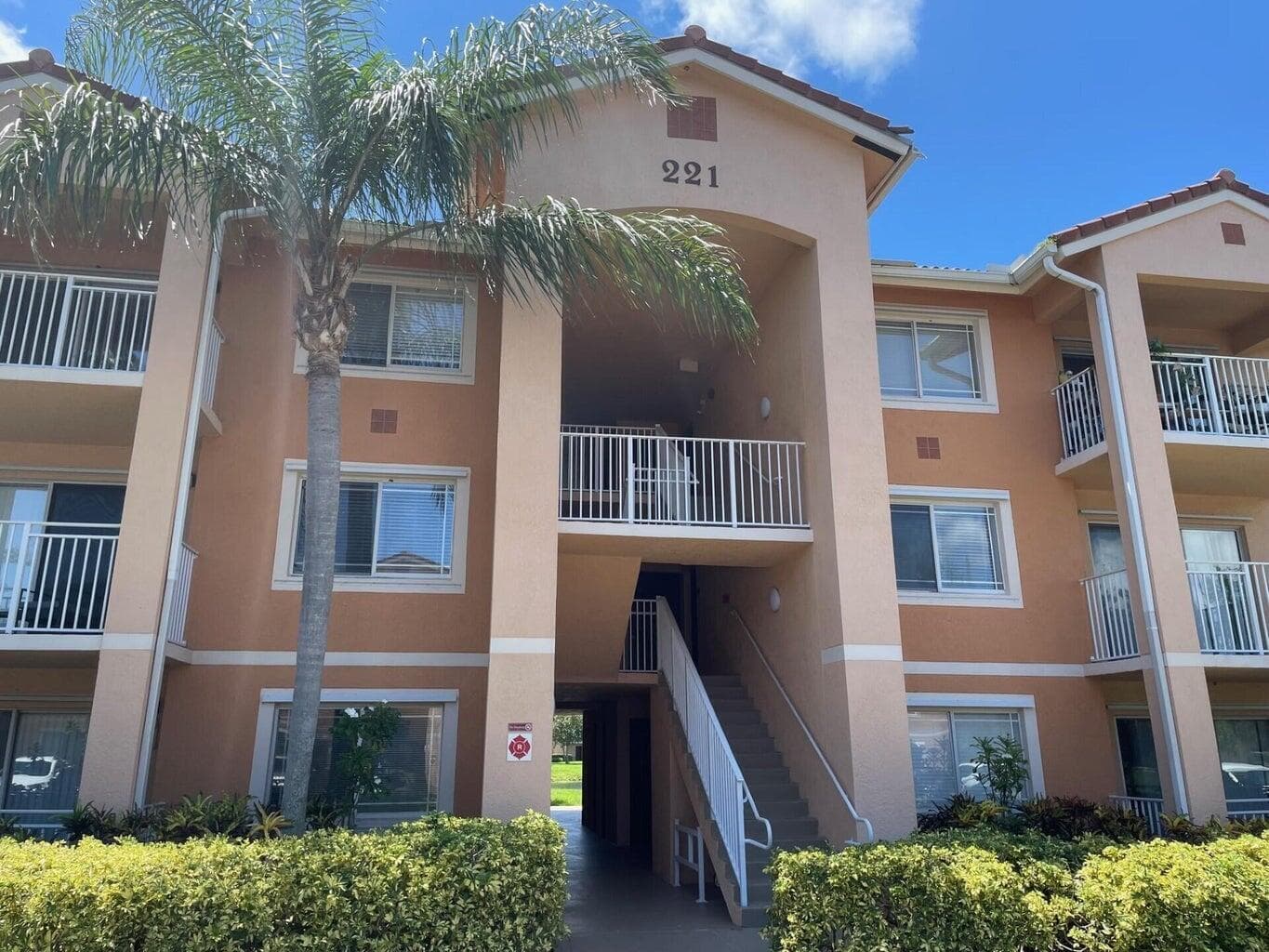 221 SW PALM Drive #104
