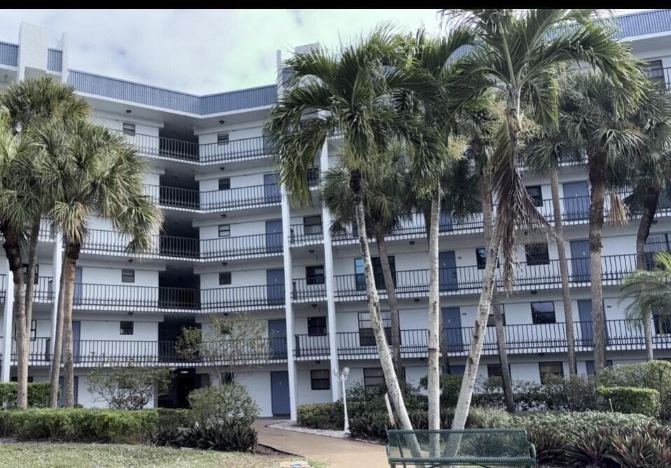 4640 Lucerne Lakes Boulevard W #605
