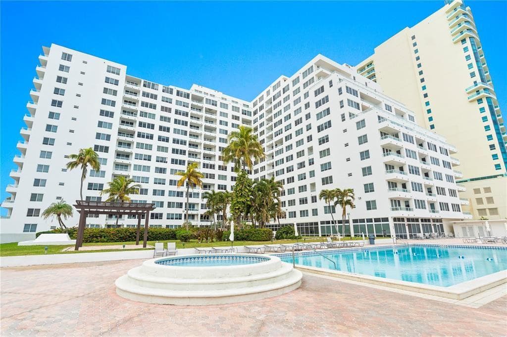 5005 Collins Avenue #1210