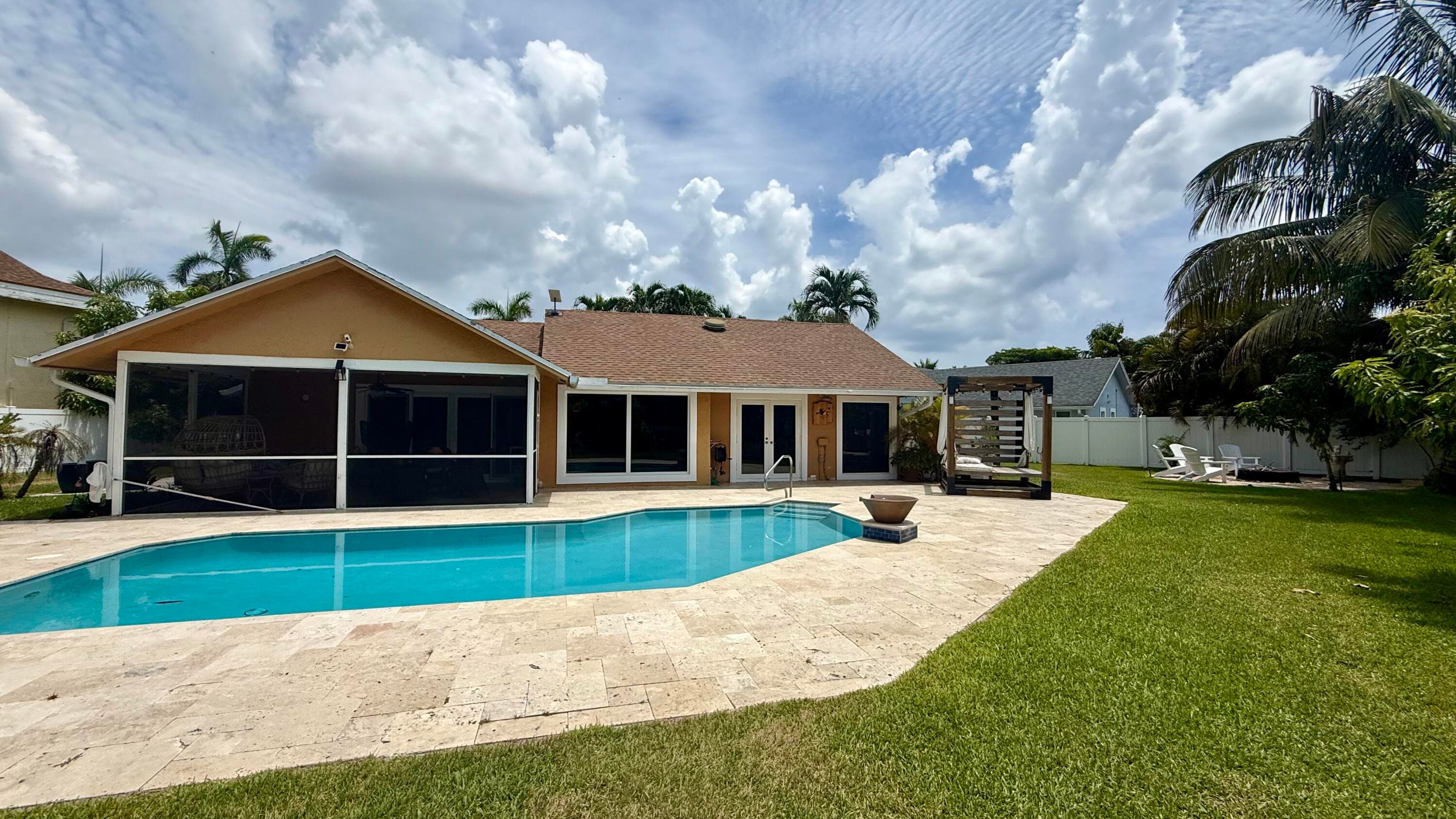 1526 Cormorant Road
